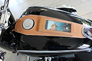 Leather tank panel with smartphone pocket for BMW R18